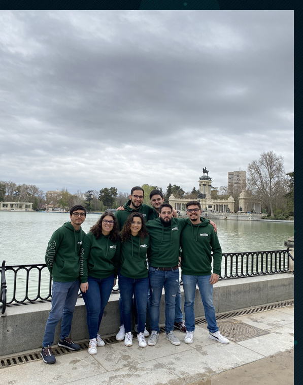 Equipa miio com camisolas verdes num parque